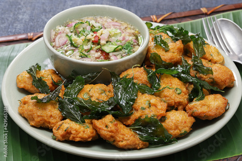 tod man pla, Thai fried fish cakes