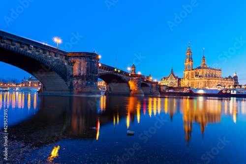 Blick auf die Altstadt von Dresden am Abend, Deutschland