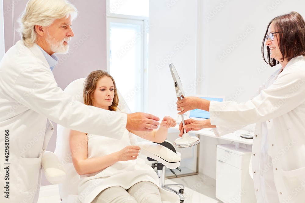 Obraz premium Medical team in consultation with patient