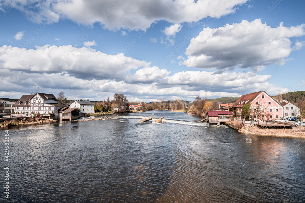 Staustufe und Wasserwehr des Fluss Regen in Markt Regenstauf in der Oberpfalz, Deutschland Staustufe und Wasserwehr des Fluss Regen in Markt Regenstauf in der Oberpfalz, Deutschland