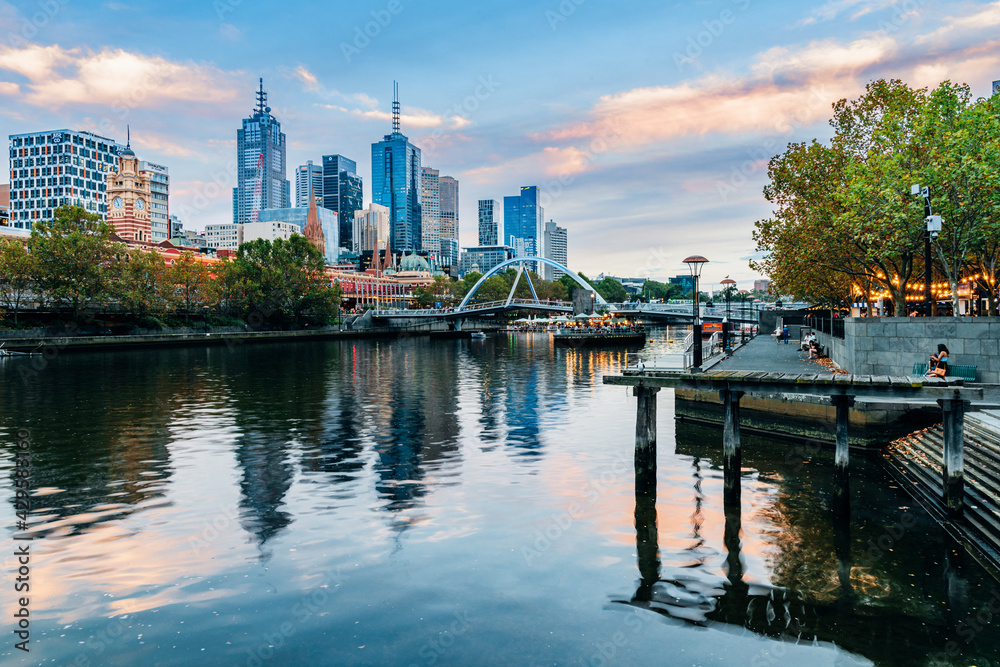 Naklejka premium Melbourne, Australia - April 8, 2021: Yarra river and city buildings in evening
