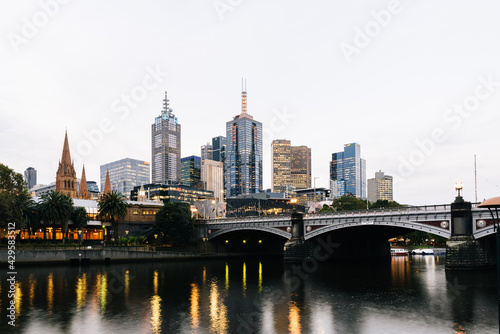 Fototapeta Naklejka Na Ścianę i Meble -  Princes Bridge and city buildings on the Yarra River in Melbourne, Australia in the evening - 2021