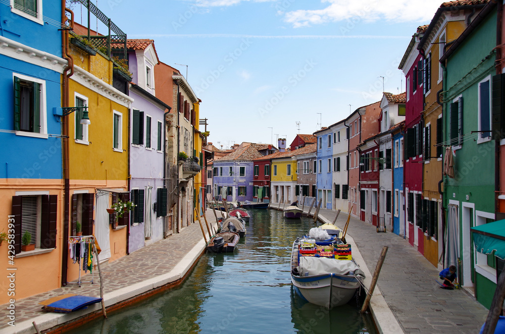 Obraz premium colorful narrow street at a canal