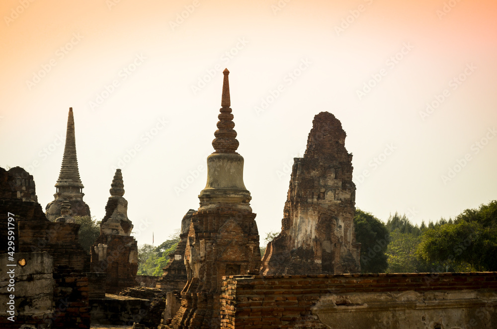 Fototapeta premium Ancient temple ruins of ayutthaya in Thailand