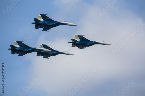 Fotografi military aircraft fly at low altitude over the audience during the air show