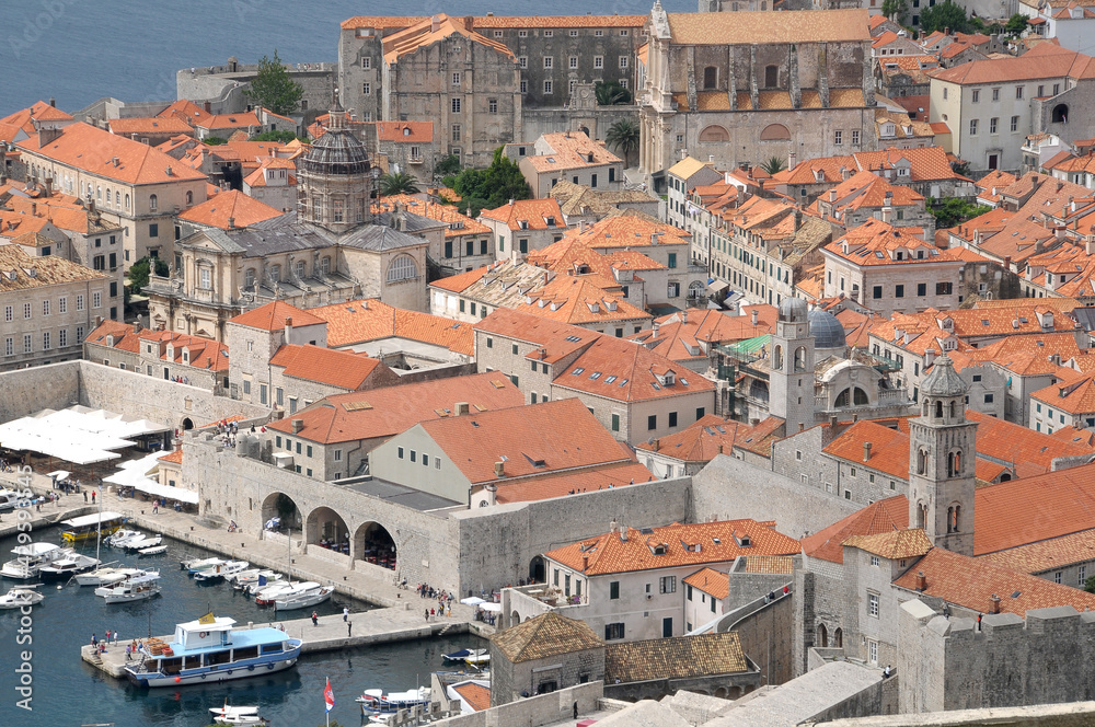 Vista del puerto y centro histórico de Dubrovnik en Croacia
