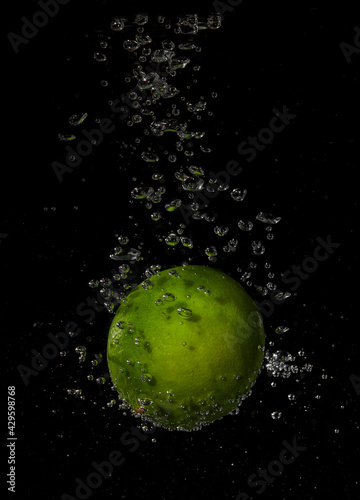 Lime underwater © goir
