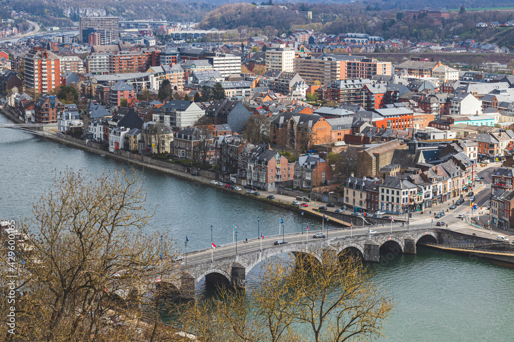 Fototapeta premium D'un côté à l'autre de la capitale Wallonne 