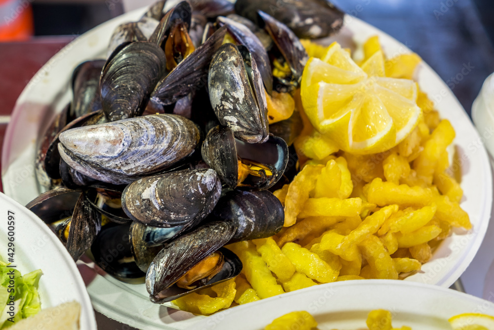 Plato con mejillones en un puesto del mercado de peces en el puerto de Bargen en Noruega Plato con mejillones en un puesto del mercado de peces en el puerto de Bargen en Noruega