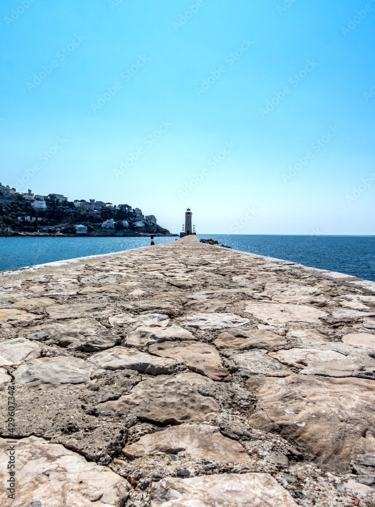 Jetée en pierre menant au phare du port Lympia à Nice sur la Côte d'Azur