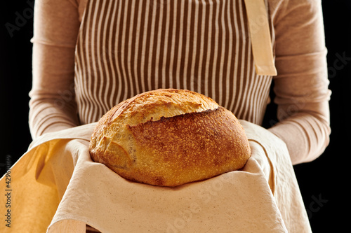 Obraz na płótnie Baker holding loaf of homemade bread w salonie