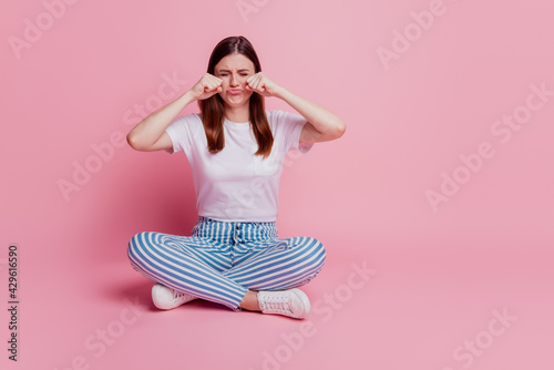 Tablou pe pânză Young upset girl sit floor crossed legs cry frustrated mood crying fists face