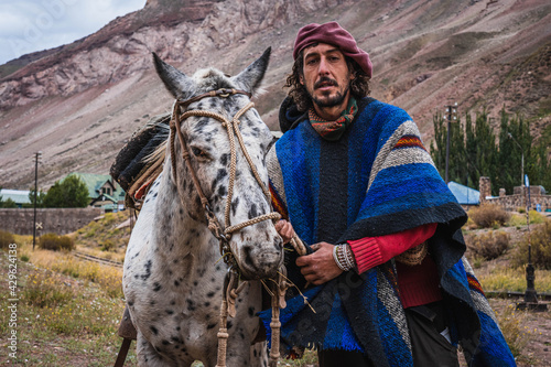 фотографія Gaucho resting with his horse.