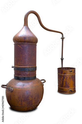 Foto closeup old authentical copper home distiller isolated on white background