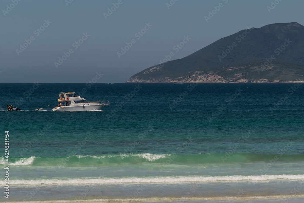 praia com montanhas, iates, rochas e lindas ondas praia com montanhas, iates, rochas e lindas ondas