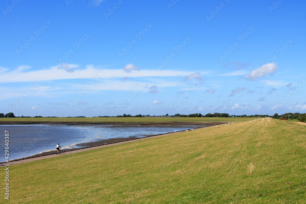 North Sea Cycling Route (Nordseeküstenradweg) between Niebüll and Husum | Dyke next to the Wadden Sea