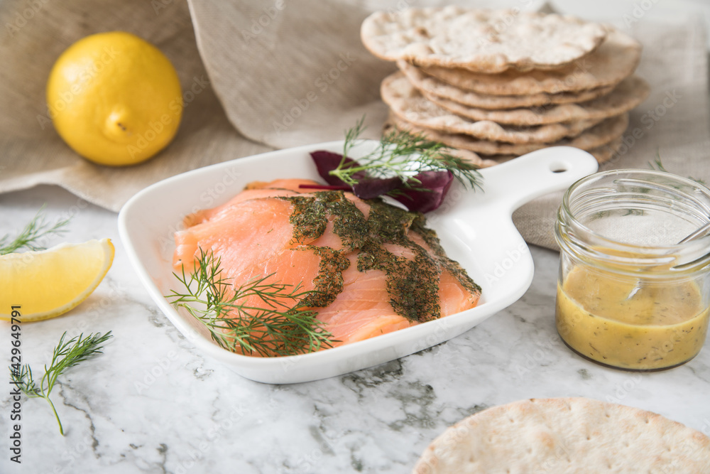 Gravlax Graved Lachs, ein roh gebeizter Fisch mit Dill auf Platte mit ...