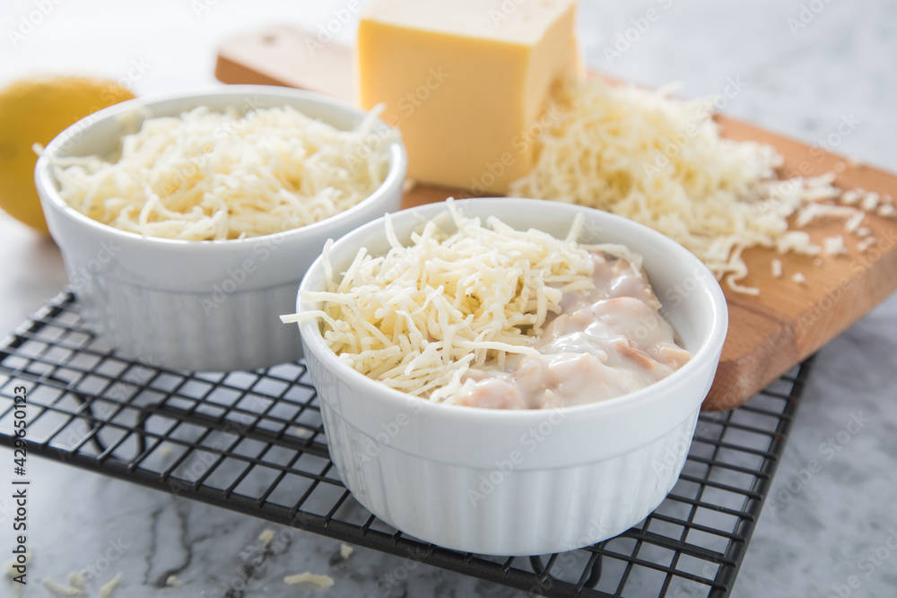 Typisches DDR Würzfleisch Ragout Fin mit geriebenen Gouda Käse in ...