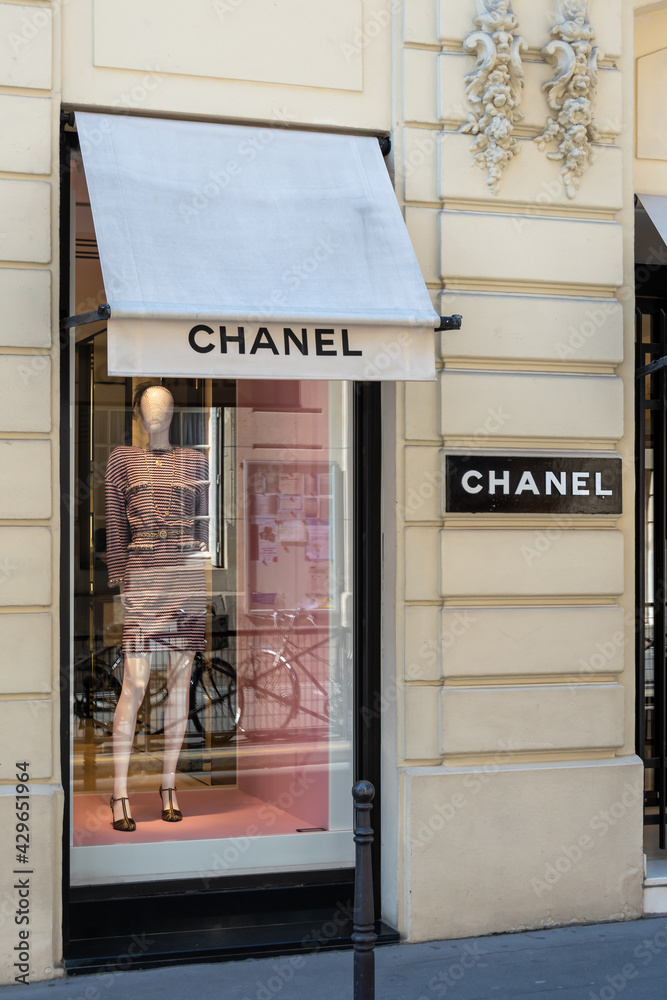 Paris, France - 23 avril 2021: Vue extérieure de la boutique historique  Chanel, rue Cambon. Chanel est une entreprise française de haute couture,  prêt-à-porter, accessoires et parfums de luxe Photos | Adobe Stock