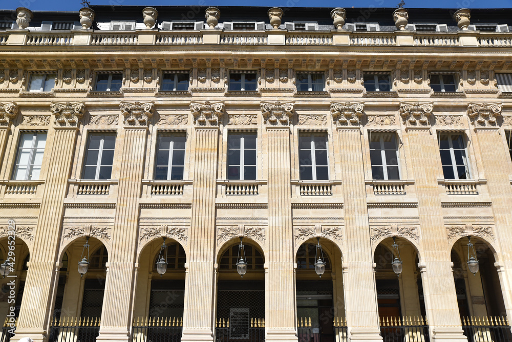 Façade du Palais royal à Paris, France