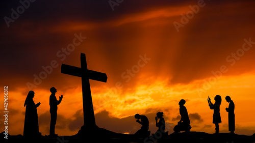 Ludzie modlący się przy krzyżu