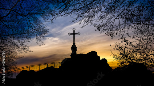 Samotny krzyż na górze