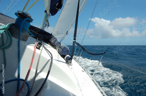  Segeln am Wind mit starker Krängung auf einem Segeltörn in der Karibik