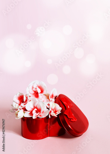Fototapeta Naklejka Na Ścianę i Meble -  Heart shape gift box and bouquet on pink background.