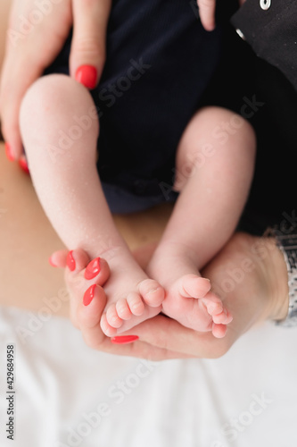 newborn baby legs