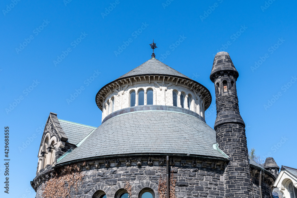 Fototapeta premium Colonial architecture buildings in Saint George College (former King's College) in Toronto, Canada