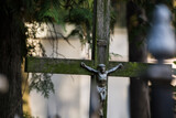 stary drewniany krzyż porośnięty mchem
