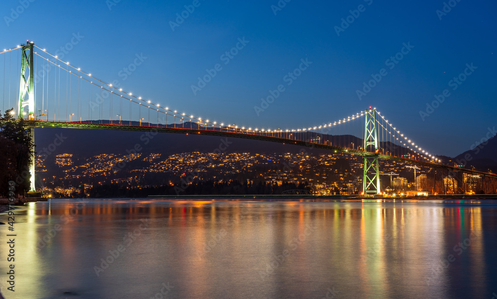 Fototapeta premium Lions Gate Bridge at twilight. View from Stanley Park Seawall. Vancouver, British Columbia, Canada.