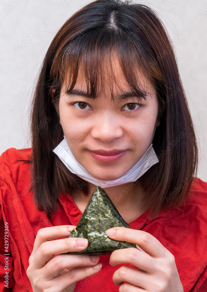マスクをして食事をする女性