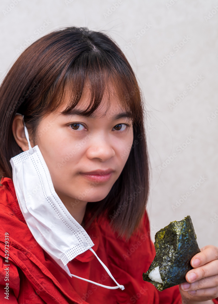 マスクをして食事をする女性