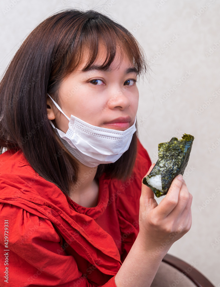 マスクをして食事をする女性