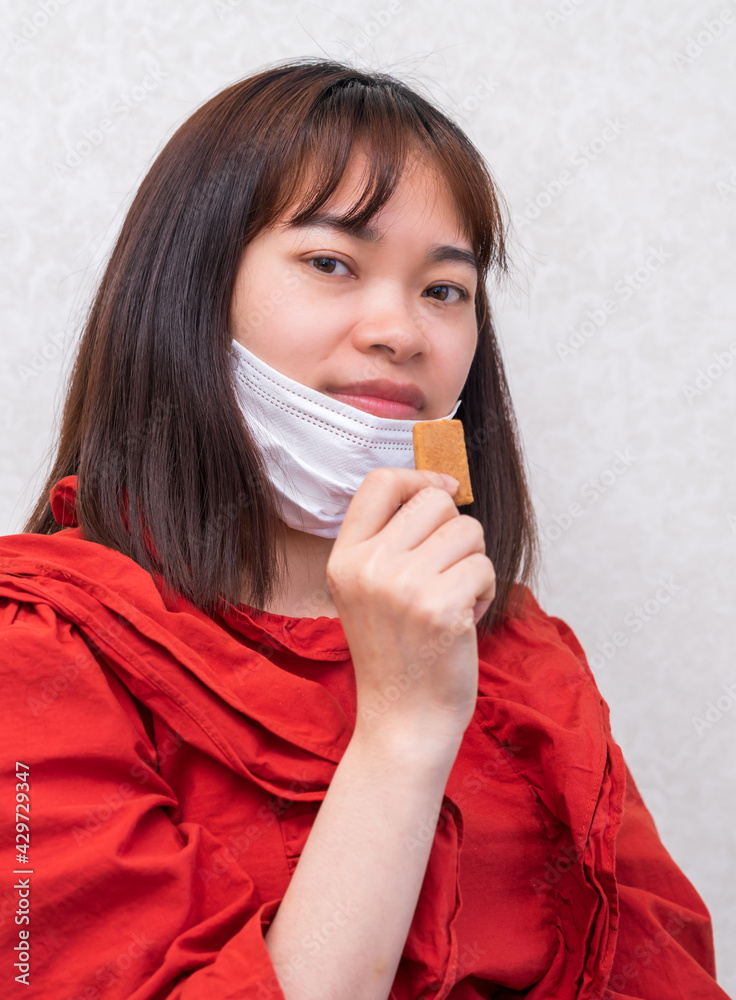 マスクをして食事をする女性