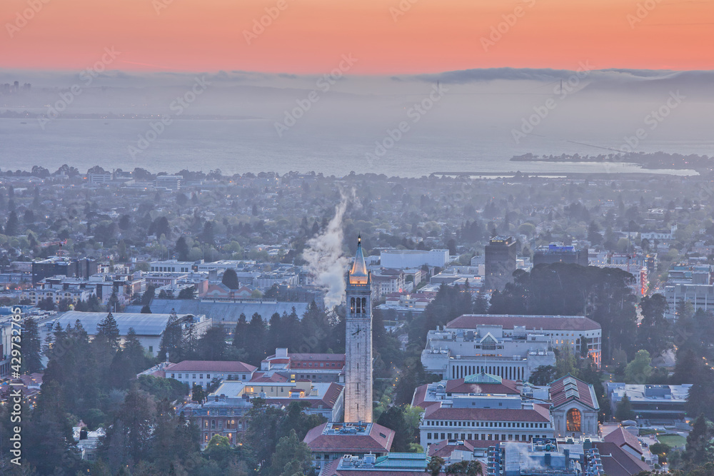 Fototapeta premium UC Berkeley Landscape at Sunset