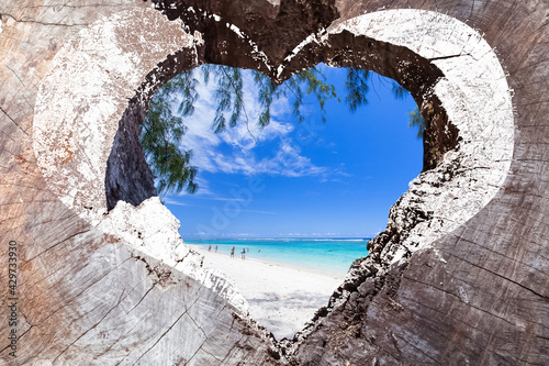 Coeur ouvert sur plage paradisiaque de l’Hermitage, île de la Réunion 