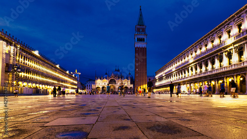place Saint Marc à Venise de nuit
