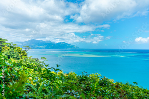 Fototapeta Naklejka Na Ścianę i Meble -  Tahiti Holiday Escape, French Polynesia - Mountain View Over the Island