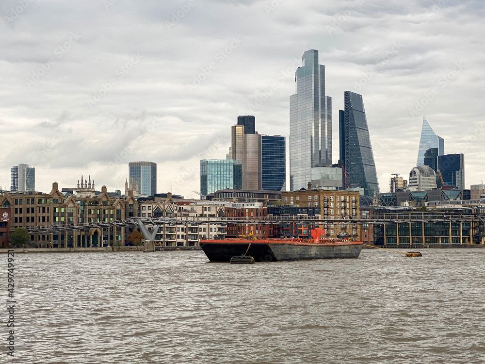 Fototapeta premium London Thames View with City Skyline