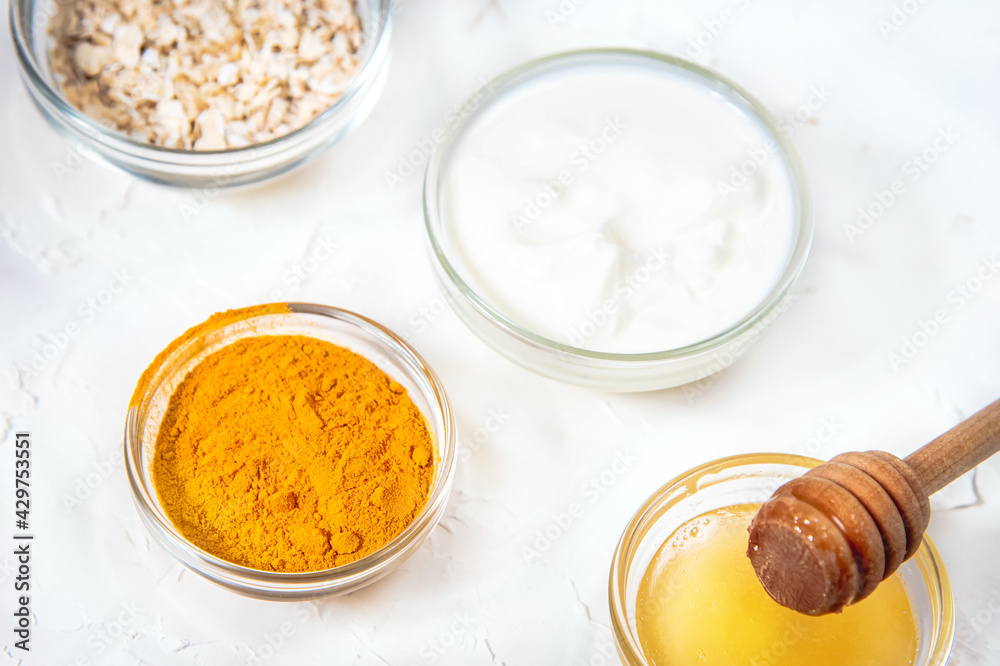 Natural face mask with turmeric powder, honey, oatmeal and yogurt. Natural cosmetics Natural face mask with turmeric powder, honey, oatmeal and yogurt. Natural cosmetics