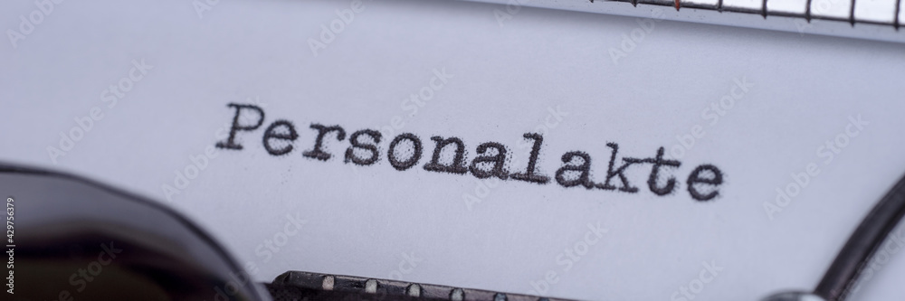 Personalakte - geschrieben auf einer alten Schreibmaschine. Panorama Personalakte - geschrieben auf einer alten Schreibmaschine. Panorama