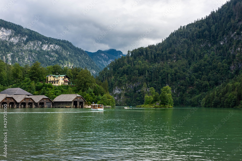 Naklejka premium KONIGSEE, GERMANY, 3 AUGUST 2020: Wooden houses on the banks of Konigsee Lake