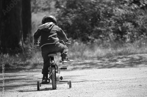 enfant qui fait du vélo photo