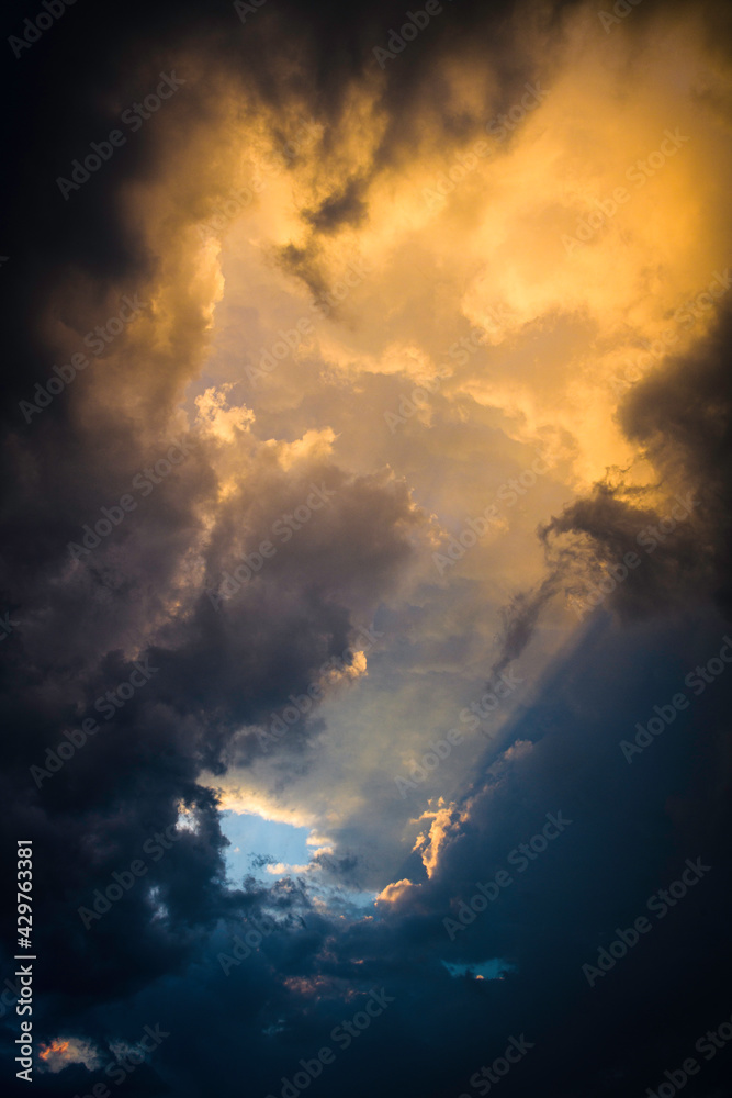 Fototapeta premium sun rays and clouds
