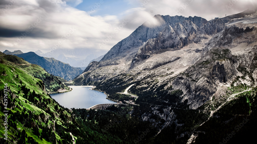 Obraz premium lake in the mountains
