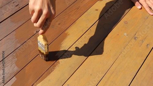 peindre une table en bois avec un pinceau photo