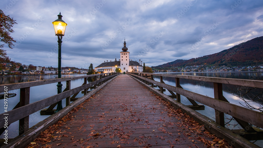 Schloss Ort früh morgens im Herbst, Blick über die Brücke auf das Seeschloß, Oberösterreich, Österreich
