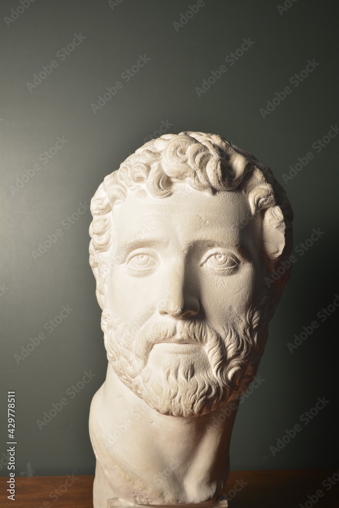 statue
